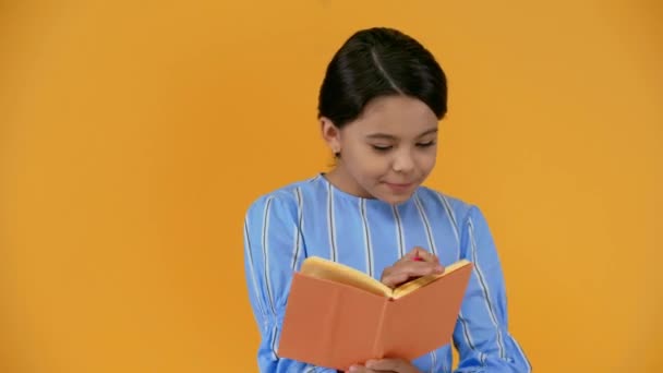 Gelukkig Preteen Kind Blauwe Jurk Schrijven Notebook — Stockvideo