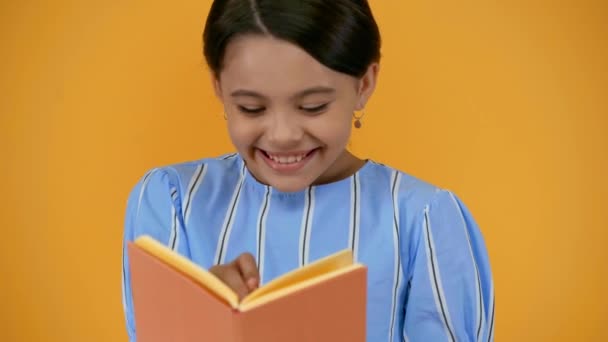 Criança Pré Adolescente Sonhadora Feliz Vestido Azul Escrevendo Notebook — Vídeo de Stock