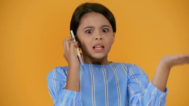 Niño Preadolescente Enojado Vestido Azul Hablando Teléfono Inteligente — Vídeos de Stock