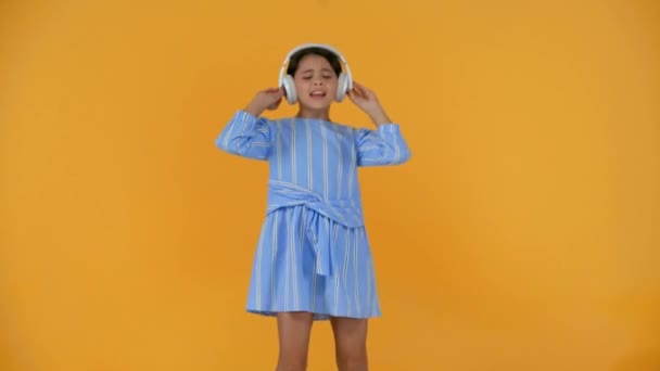 Criança Pré Adolescente Feliz Vestido Azul Ouvir Música Fones Ouvido — Vídeo de Stock