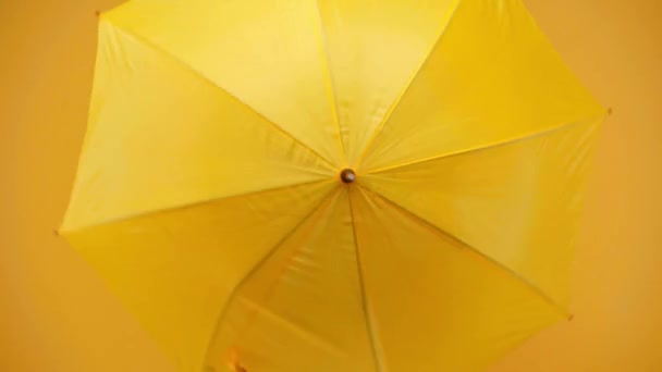 Criança Pré Adolescente Feliz Vestido Azul Girando Guarda Chuva Amarelo — Vídeo de Stock