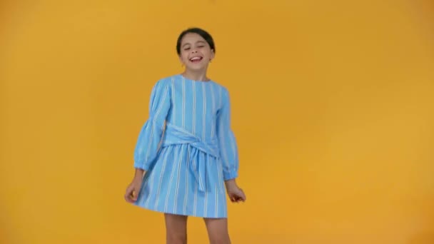 Lycklig Preteen Barn Blå Klänning Dansar Isolerade Gult — Stockvideo