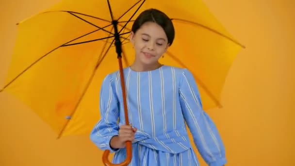 Criança Pré Adolescente Feliz Vestido Azul Segurando Guarda Chuva Amarelo — Vídeo de Stock