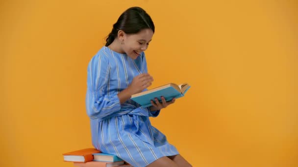 Emotionales Schulmädchen Blauen Kleid Liest Buch — Stockvideo
