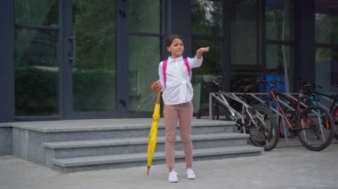 şemsiye binadan dışarı yürüyüş ile mutlu kız öğrenci