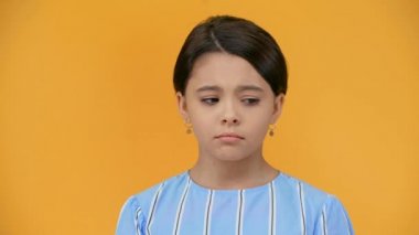 üzgün preteen çocuk zor sarı izole nefes