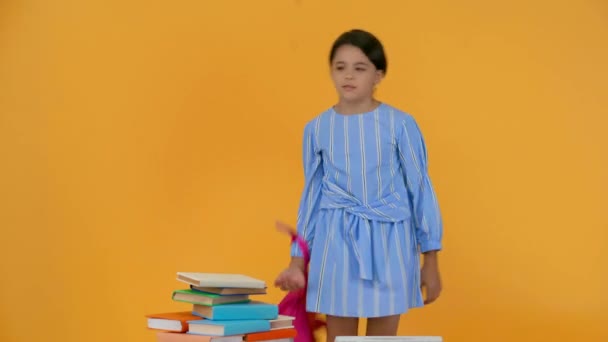 Уставшая Школьница Синем Платье Вынимает Книги Рюкзака — стоковое видео