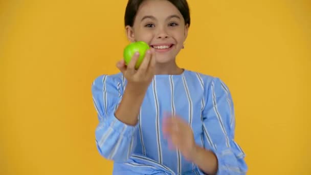 Glückliches Kind Zeigt Grünen Apfel Isoliert Auf Gelb — Stockvideo