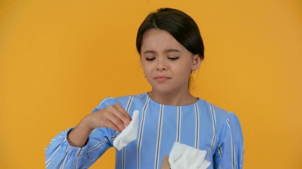 悲しい病気の女の子が彼女の鼻を吹き ナプキンで涙を拭う — ストック動画