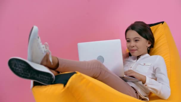 Criança Feliz Ter Vídeo Chat Laptop Isolado Rosa — Vídeo de Stock