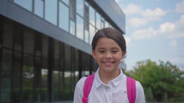 Lachende Schoolmeisje Met Rugzak Wandelen Schoolplein — Stockvideo