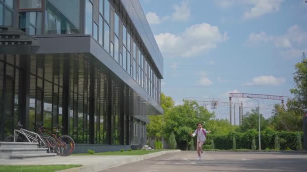 Glückliches Schulmädchen Mit Rucksack Läuft Auf Schulhof — Stockvideo