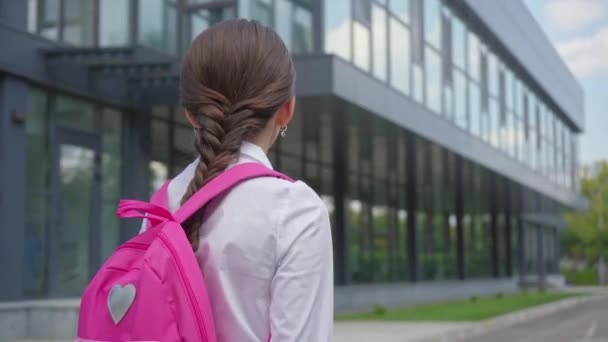 Achteraanzicht Van Schoolmeisje Met Rugzak Wandelen Schoolplein — Stockvideo