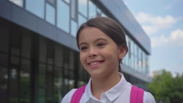 Lachende Schoolmeisje Met Rugzak Wandelen Schoolplein — Stockvideo