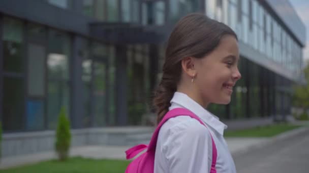 Gelukkig Schoolmeisje Met Rugzak Zwaaiende Hand Lopen Weg — Stockvideo