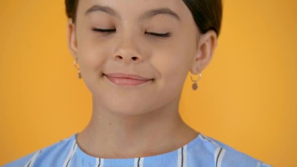 Tímido Sorrindo Criança Pré Adolescente Isolado Amarelo — Vídeo de Stock