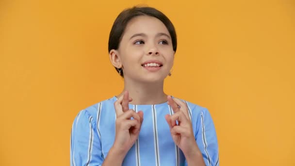 黄色で隔離された十字架の指を持つ心配した十代の子供 — ストック動画