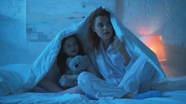 Filha Assustadora Mãe Sob Cobertor Noite — Vídeo de Stock