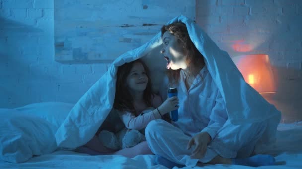 Mother Daughter Grimacing Blanket Flashlight — Stock Video