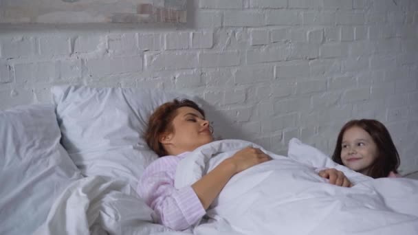 Filha Assustadora Mãe Enquanto Dorme Manhã — Vídeo de Stock
