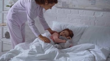 anne sabah oyuncak ayı ile kızı uyanma