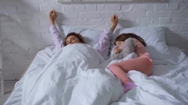 kızı oyuncak ayı ile uyurken anne uyanma