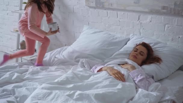 Dochter Wakker Moeder Met Kopje Koffie Bed — Stockvideo