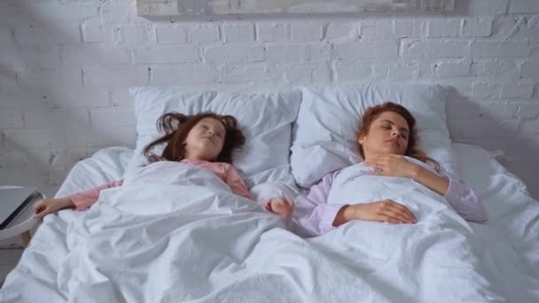 Anne Sabah Uyurken Kızı Uyanma Dizüstü Bilgisayar Kullanarak — Stok video