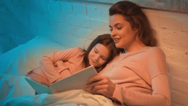 Μητέρα Και Κόρη Ξαπλωμένοι Στο Κρεβάτι Και Διαβάζοντας Βιβλίο Μαζί — Αρχείο Βίντεο