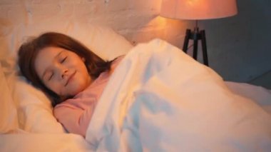 çocuk geceleri beyaz yatakta uykuya dalma