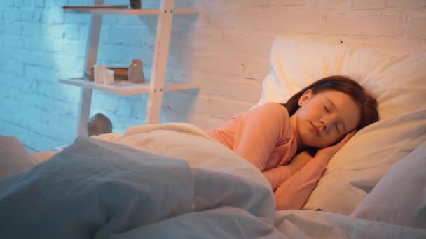Mãe Cobrindo Filha Dormindo Com Cobertor Noite — Vídeo de Stock
