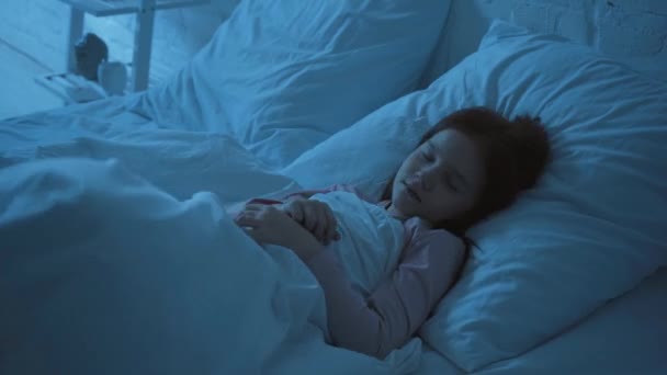 Worried Scared Child Sleeping Bed Night — Stock Video