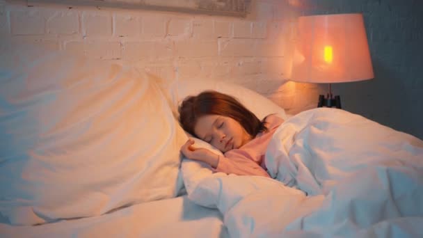 Criança Dormindo Cama Branca Noite — Vídeo de Stock