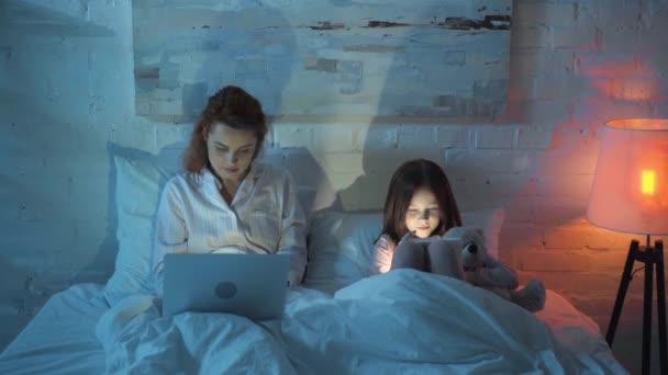 Anya Használ Laptop Rövid Idő Lány Használ Digitális Tabletta Ágyban — Stock videók