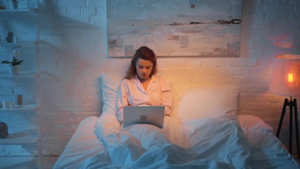 Volwassen Vrouw Met Laptop Bed Nachts — Stockvideo