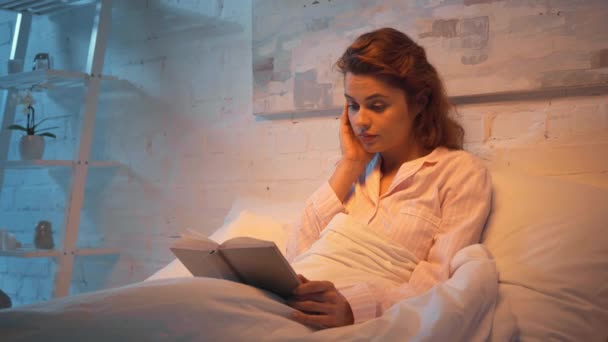 Wanita Dewasa Membaca Buku Dan Tidur Tempat Tidur Malam Hari — Stok Video
