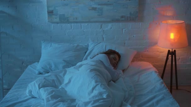 Mulher Dormindo Cama Branca Noite — Vídeo de Stock