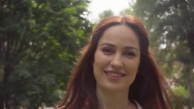 yeşil parkta mutlu güzel kadın