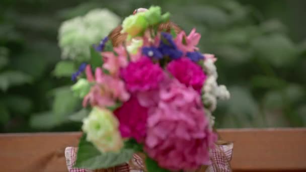 Adorable Enfant Grimacant Avec Des Fleurs Dans Parc — Video