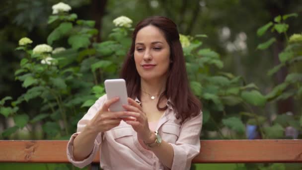 Mujer Feliz Tomando Selfie Parque — Vídeos de Stock