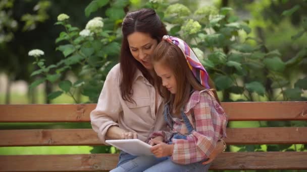 Glückliche Mutter Und Tochter Spielen Park Auf Digitalem Tablet — Stockvideo