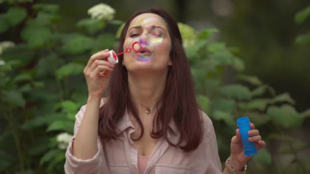 Lycklig Vacker Kvinna Blåser Tvål Bubblor Parken — Stockvideo