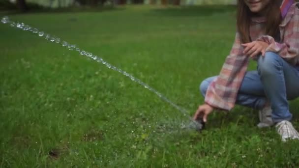 Gelukkig Kind Spelen Met Water Stream Groen Gazon — Stockvideo