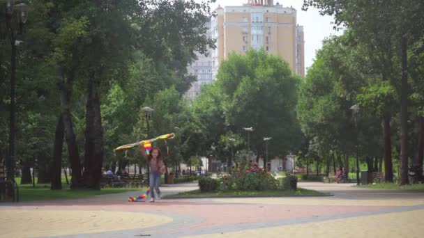 Lindo Niño Corriendo Con Cometa Parque — Vídeos de Stock