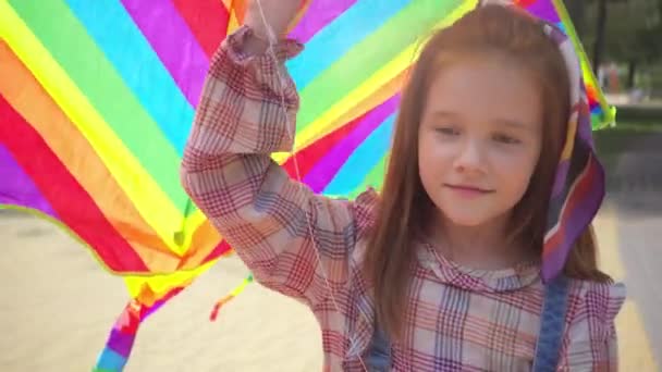 Niño Sonriente Caminando Con Cometa Arco Iris Parque — Vídeos de Stock