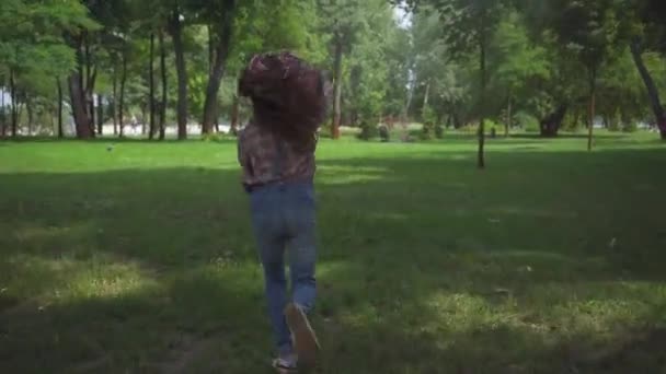Vue Arrière Enfant Courant Avec Cerf Volant Dans Parc Verdoyant — Video