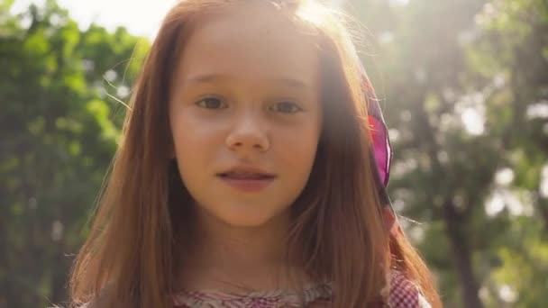 Χαριτωμένο Χαμογελαστή Παιδί Στο Φως Του Ήλιου Στο Πράσινο Πάρκο — Αρχείο Βίντεο
