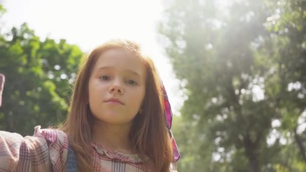 Niedliche Kind Pustet Seifenblasen Grünen Park Sonnigem Tag — Stockvideo