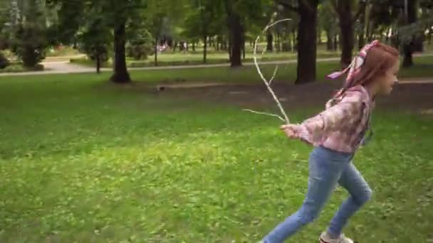 Bambino Che Corre Con Bastone Dopo Piccioni Nel Parco — Video Stock