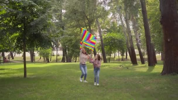 Feliz Madre Hija Corriendo Con Cometa Parque — Vídeo de stock